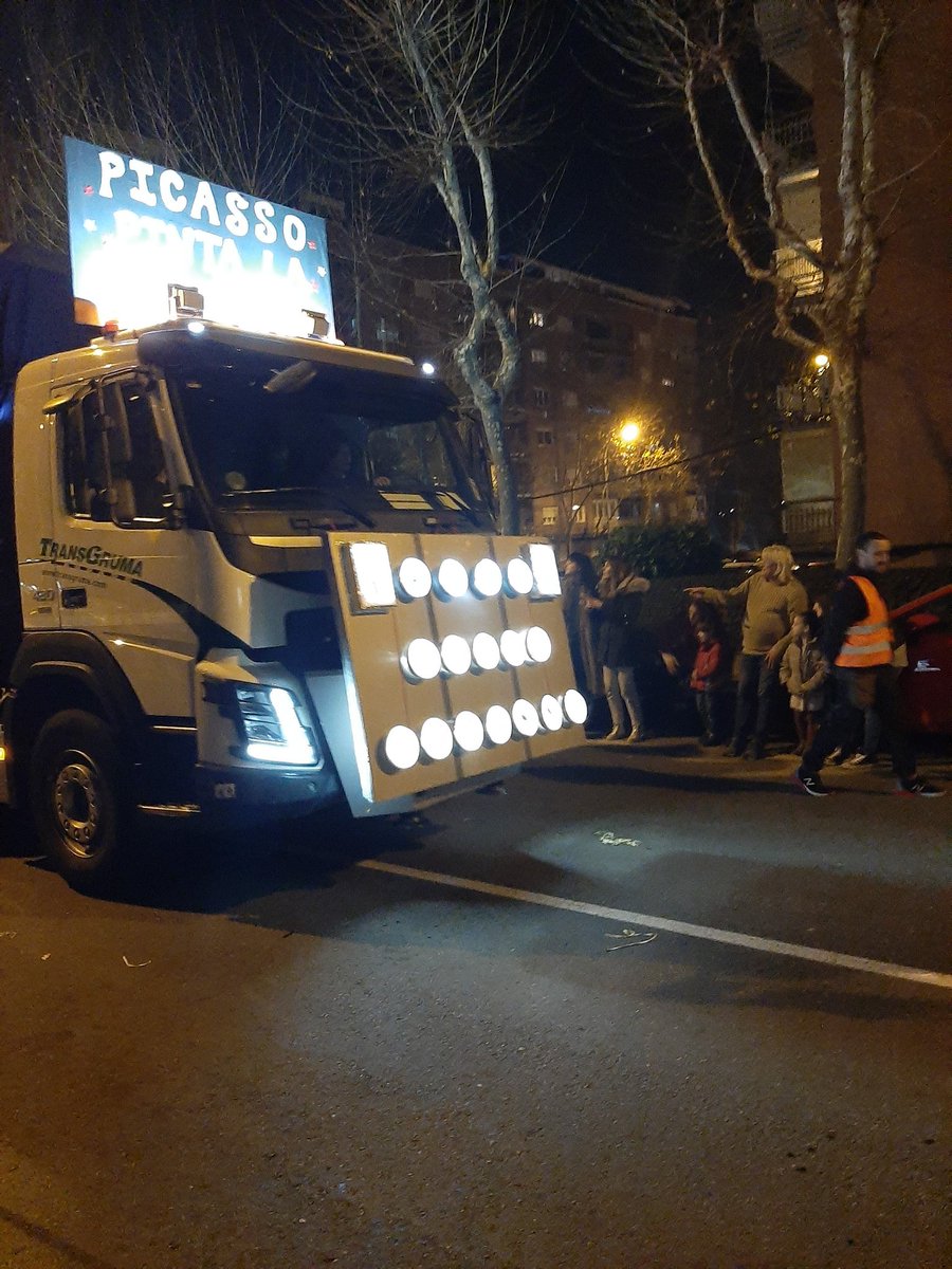 cabalgataHTZ's tweet photo. La carroza del AMPA del Pablo Picasso celebrando el 50⁰ aniversario... trae el arte en vivo a Hortaleza 
Gracias y enhorabuena por participar 
#cabalgataHTZ https://t.co/HcyW5FAWDR