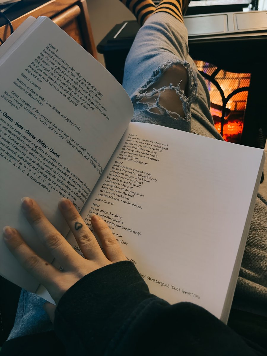 KelseyAnnie_'s tweet photo. Been reading “Steps to Songwriting Success” by Jason Blume. Been thinking of the way I wrote and want to progress in my lyric writing skills. #lyricwriting #songwriting #jasonblume #collegestudent #musicproduction #MusicEducation #art #artistic https://t.co/ORoupN11wK