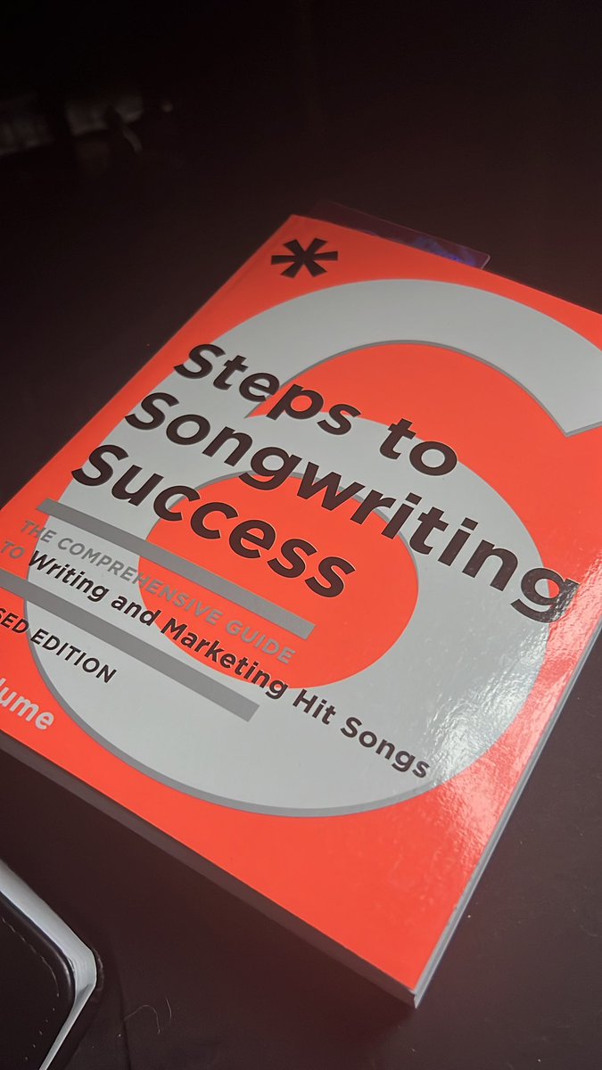 KelseyAnnie_'s tweet photo. Been reading “Steps to Songwriting Success” by Jason Blume. Been thinking of the way I wrote and want to progress in my lyric writing skills. #lyricwriting #songwriting #jasonblume #collegestudent #musicproduction #MusicEducation #art #artistic https://t.co/ORoupN11wK