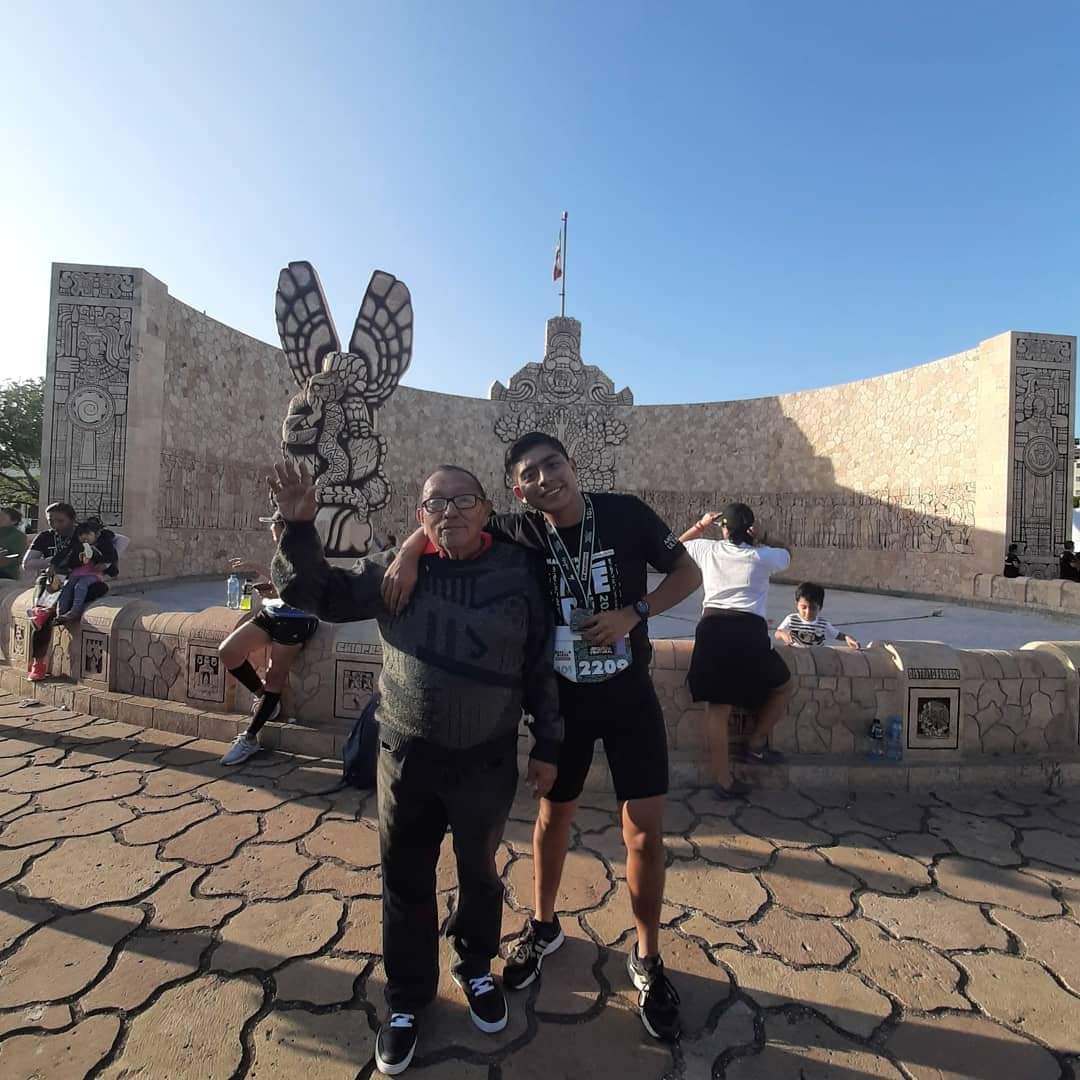 urieljcz's tweet photo. #throwbackthursday
Hace 3 años fue mi último #MarathonMerida al que asisti (por pandemia)
Estoy muy emocionado de regresar este domingo porque mi dedicatoria siempre fue, es y será mi papá 🥰🏃🏻‍♂️ https://t.co/3MQWuYQ5wa