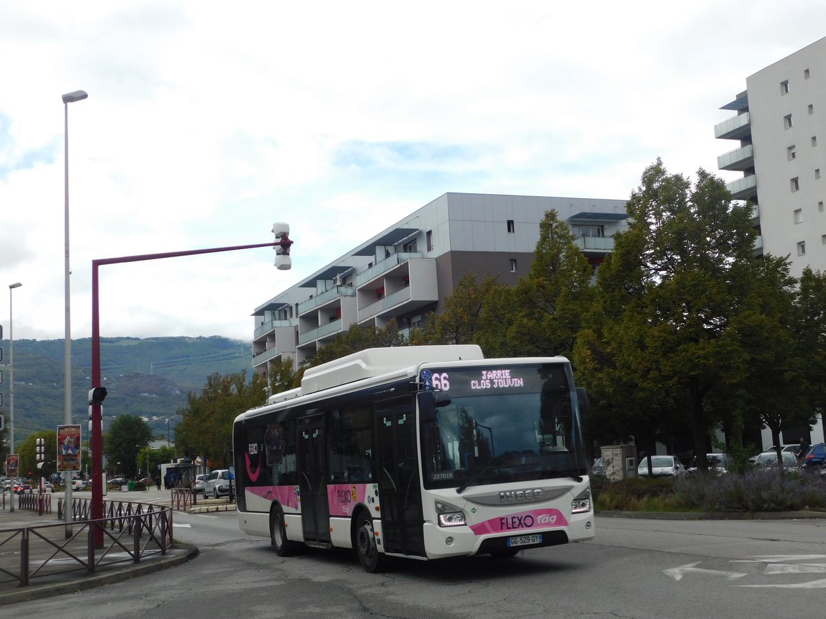 kevin_a38's tweet photo. 🚌Depuis septembre 2022, Keolis Porte des Alpes à mis en service 4 Iveco Urbanway GNC de 10 mètres pour les ligne 66 et 67. Le n°227019 au départ de la Rampe centre ville en direction de Jarrie Clos Jouvin. #tagetmoi #ligne67 #flexobus #urbanway #ivecobus @TAG_Grenoble
Bon W-E😃 https://t.co/gbnlkcmiST