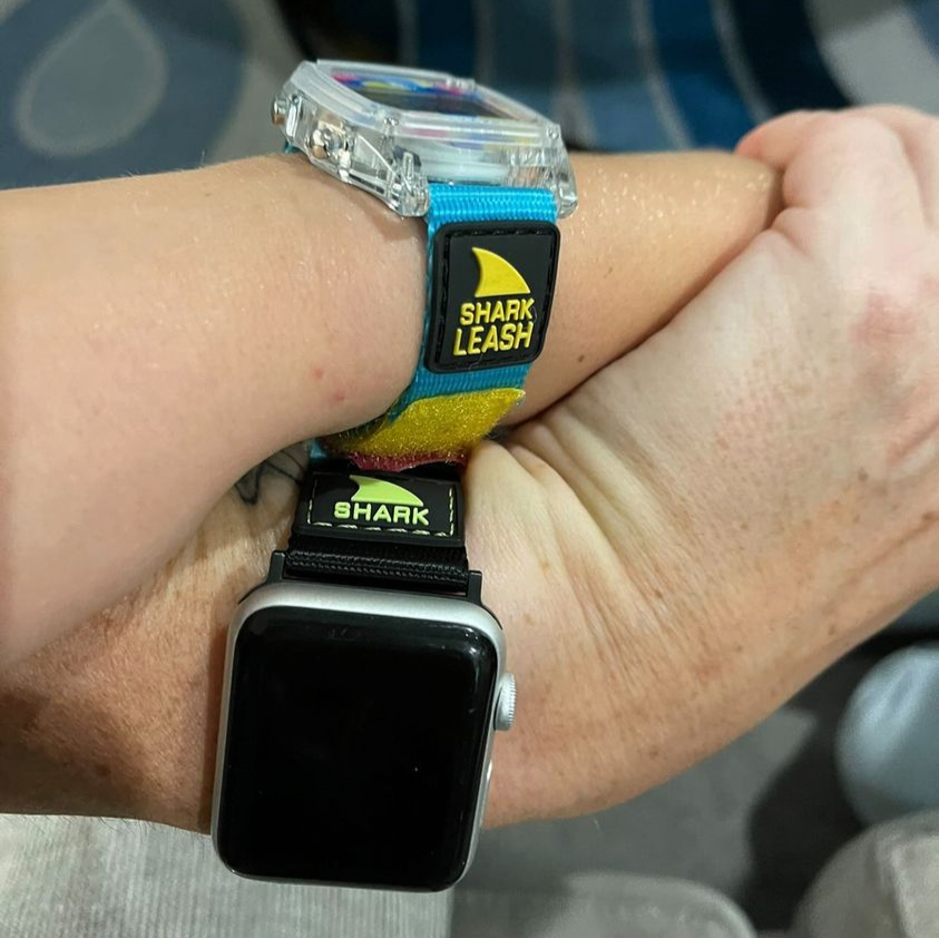 freestyle_watch's tweet photo. are you team digital or team smart ?! ⚡⏰
🦈: Clear/Cyan & Freestyle #AppleWatch Strap Neon Wave
📸: @thatsaproblemforme
_
#digitalwatch #retroaesthetic #applewatchbands #watchlover #myfreestylewatch #smartwatchstraps #dailywatch #watchstrap https://t.co/Clvyzheh9M https://t.co/FwuT0ag2NM