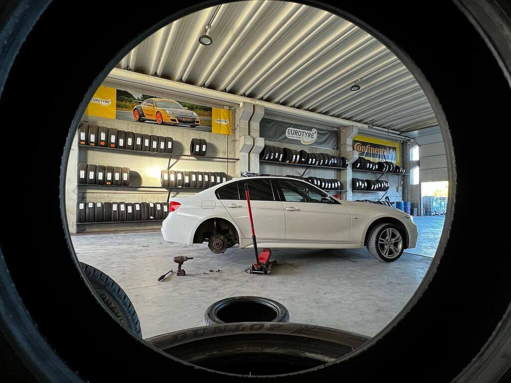 CBoqueixon's tweet photo. 👉 Hoy acabamos el dia con un cliente especial, gracias Alex 🤙😜🆕🛞🔝 #neumaticosboqueixon #grupoboqueixon #continental #bestdrive #eurotyre #bmw #continentaltires #tyres #boqueixón https://t.co/mZcryVID71 https://t.co/C2HxqNpl7a