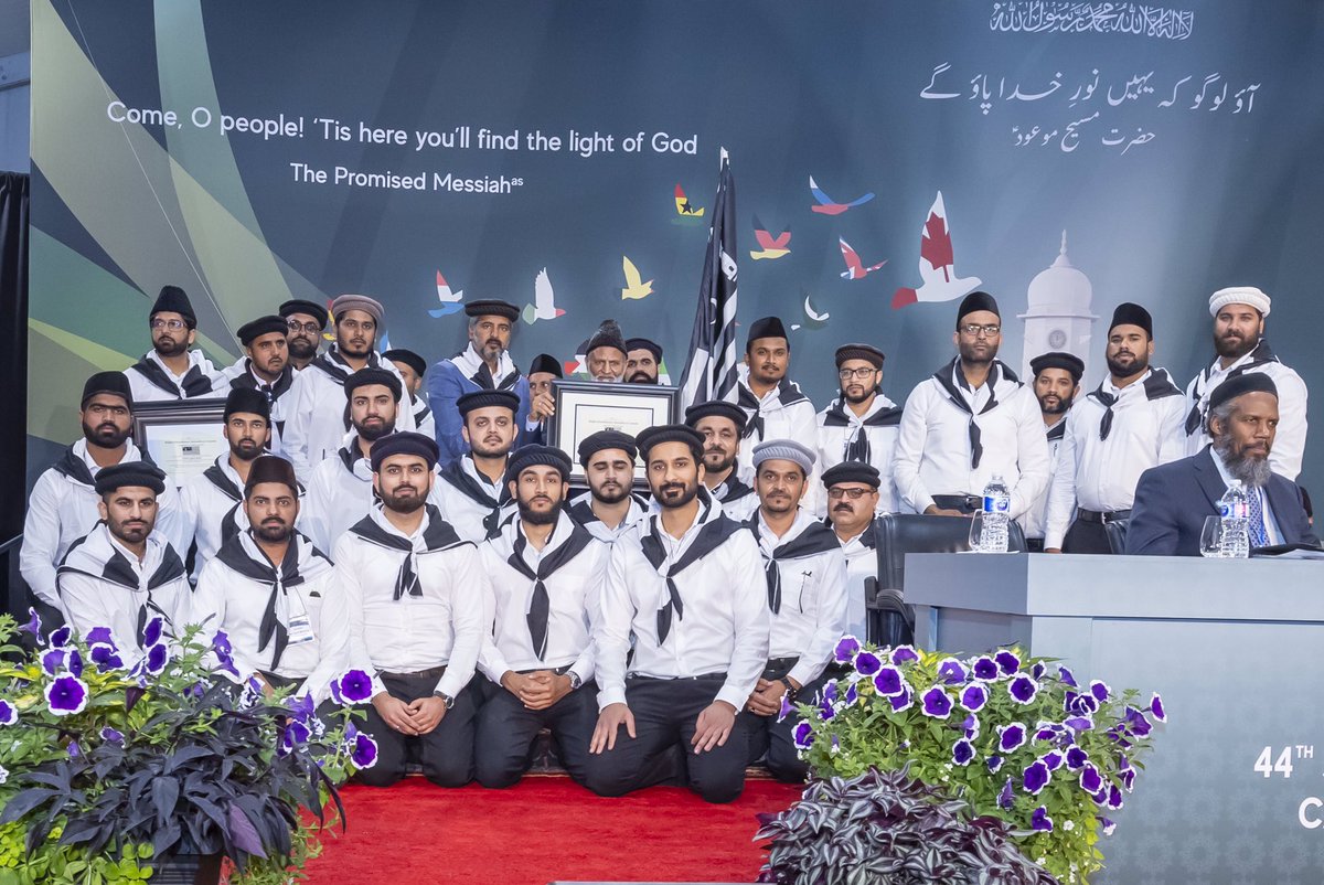 AMYABramptonEst's tweet photo. Throwback to Jalsa Salana (Annual Gathering) Canada 2022 where Brampton East chapter from @AMYABramptonEst Region of @AMYACanada received the Alm Inami (flag) and certificate for being the BEST LOCAL CHAPTER of @AMYACanada for year 2020-21

#JalsaCanada #Brampton https://t.co/fW4iivvKFr