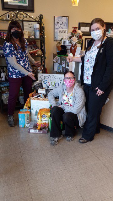 FidoFood's tweet photo. Thankyou to #TheCatsMeowClinic in #OregonCity for hosting a #CatFood #Drive for us this #HolidaySeason #Pets #Cats #Kittens #Kitties #CatLitter #Community #Veterinarian #CatSpecialist #CatCentric #CatLovers #CatFamilies #CatsOnTwitter #CatsofTwittter #CatNeeds #Catitude #Kitty https://t.co/uxH2BOLZBb