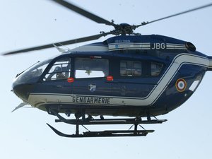 titrespresse's tweet image. (La Dépêche): Un randonneur meurt dans les Pyrénées-#Atlantiques après une chute de 300 mètres : Un randonneur de 70 ans a dévissé et chuté d'une falaise de 300 mètres ce jeudi 5 janvier en vallée d'#Ossau, dans les.. titrespresse.com/2213632212/oss…