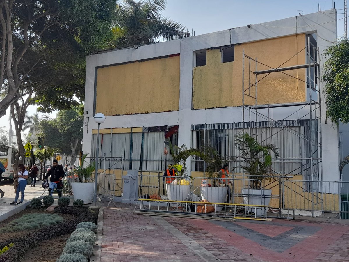 Malapalabrero's tweet photo. Desaparecer a Máxima Acuña de Barranco es disparar a comunidad que ama la cultura, el arte y la expresión libre. Verdugo del atentado: Jessica Vargas, del partido Porky. Ya lo había hecho Castañeda, su patrón, con los murales en el centro de Lima. Máxima Volverá y será millones. https://t.co/9GWHwNDuWX