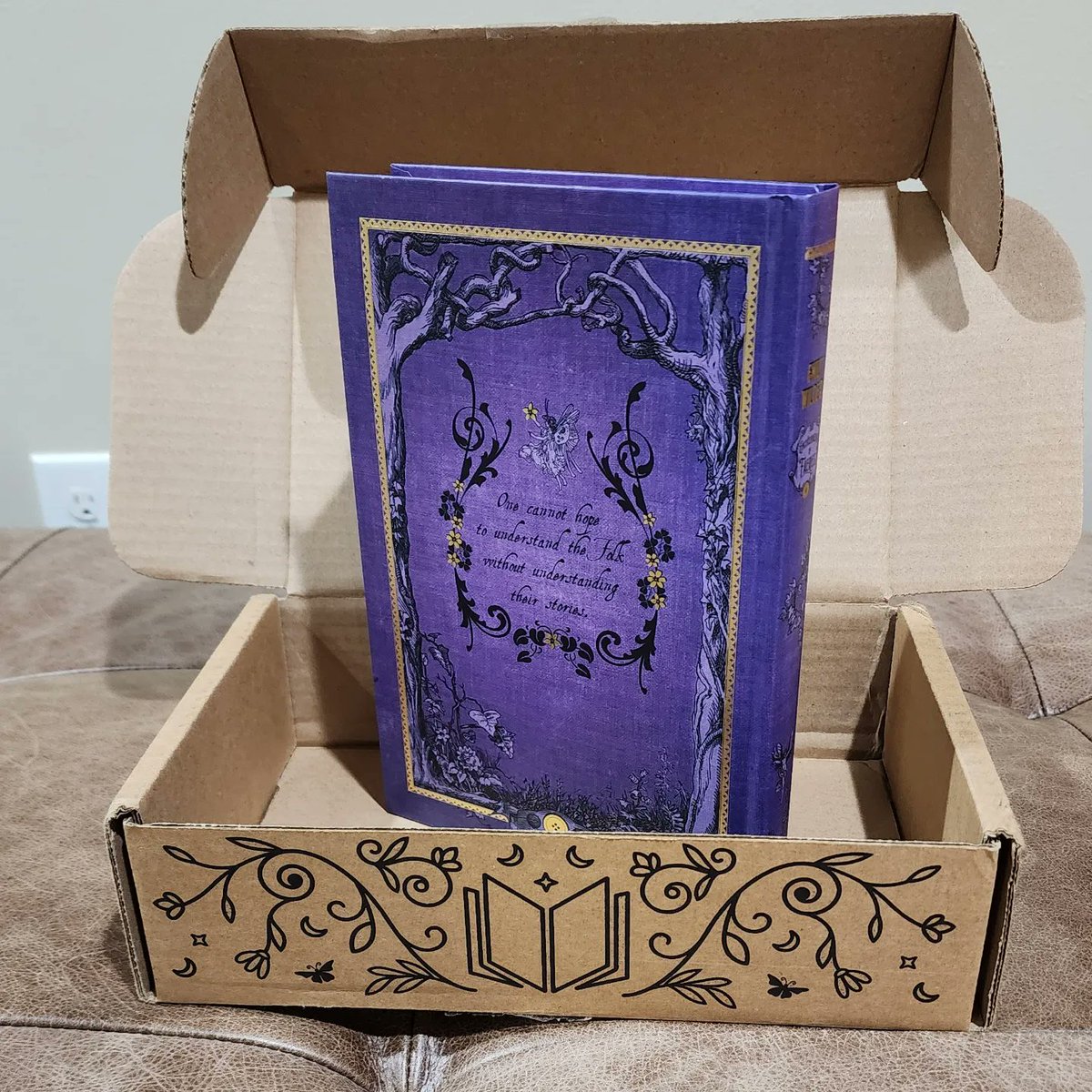 Loving this beautiful edition by FairyLoot ❤️
#emilywildesencyclopaediaoffaeries #heatherfawcett #fairyloot #fairylootadult #fairylootspecialedition #ilovebooks #booksbooksbooks #fantasybooks #purplestencilededges