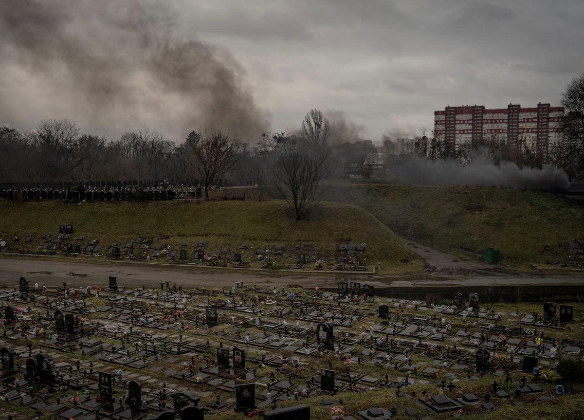 EthanSwopePhoto's tweet photo. Gatherers mourn the death of Viktor Onysko during his funeral at the Kyiv Crematorium in Kyiv, Ukraine, on Thursday, Jan. 5, 2023. Ukrainian film editor Viktor Onysko died while fighting on the frontline https://t.co/H3oB6hQ0FY