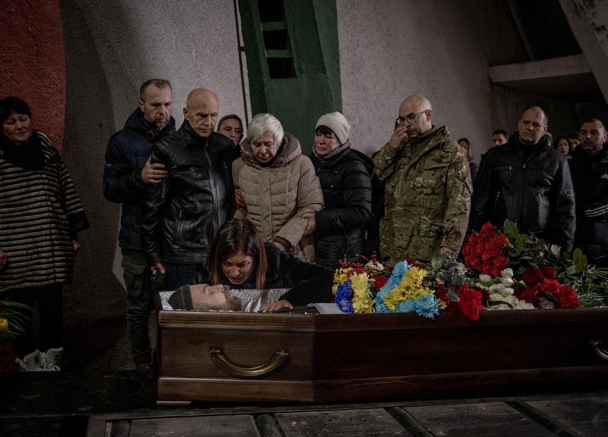 EthanSwopePhoto's tweet photo. Gatherers mourn the death of Viktor Onysko during his funeral at the Kyiv Crematorium in Kyiv, Ukraine, on Thursday, Jan. 5, 2023. Ukrainian film editor Viktor Onysko died while fighting on the frontline https://t.co/H3oB6hQ0FY