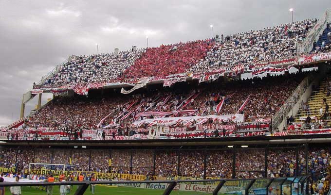schlenkeralan's tweet photo. Tuvieron que prohibir los visitantes para que volvieran a predominar sus colores en los clásicos en la bombonera. Imaginate lo feo que habrá sido para ellos sentirse visitantes en su propia cancha… https://t.co/QSUlOZ1aal