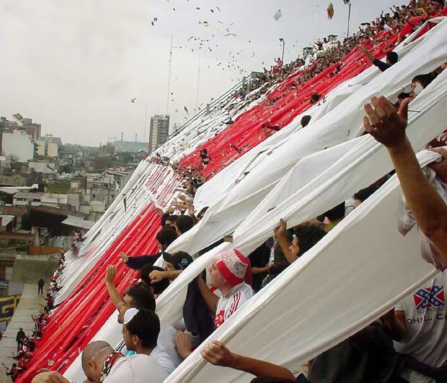 schlenkeralan's tweet photo. Tuvieron que prohibir los visitantes para que volvieran a predominar sus colores en los clásicos en la bombonera. Imaginate lo feo que habrá sido para ellos sentirse visitantes en su propia cancha… https://t.co/QSUlOZ1aal