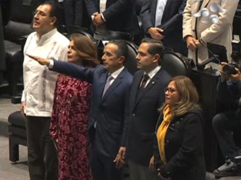 SRE_mx's tweet photo. 📸 Esta tarde, @CarlosJoaquin fue ratificado por mayoría como embajador de México 🇲🇽 en Canadá 🇨🇦, por el pleno de la Comisión Permanente del Congreso de la Unión. ¡Enhorabuena! https://t.co/CQ9yPaqidU