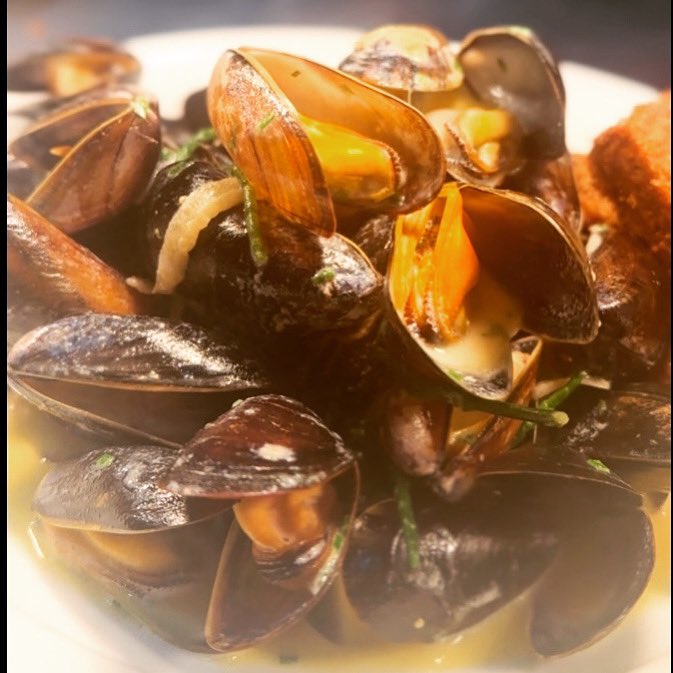 pol_chef's tweet photo. Ya can’t beat a Big Bowl of Mussels Mariniere &amp; French Fries 

#TeamFleet #Proper #FreshShellfish #Larne https://t.co/8o3NcQtFnw