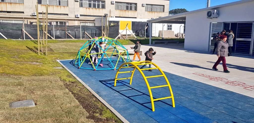 florithector's tweet photo. ANEP eliminó la tecnicatura de Asistente en Primera Infancia (ATPI), un título intermedio en la carrera de Maestro de Inicial.
Decisión errónea y sin fundamentos, que desconoce 15 años de avances por la profesionalización docente y una Educación INICIAL universal y de calidad. https://t.co/tlEBdouCmC