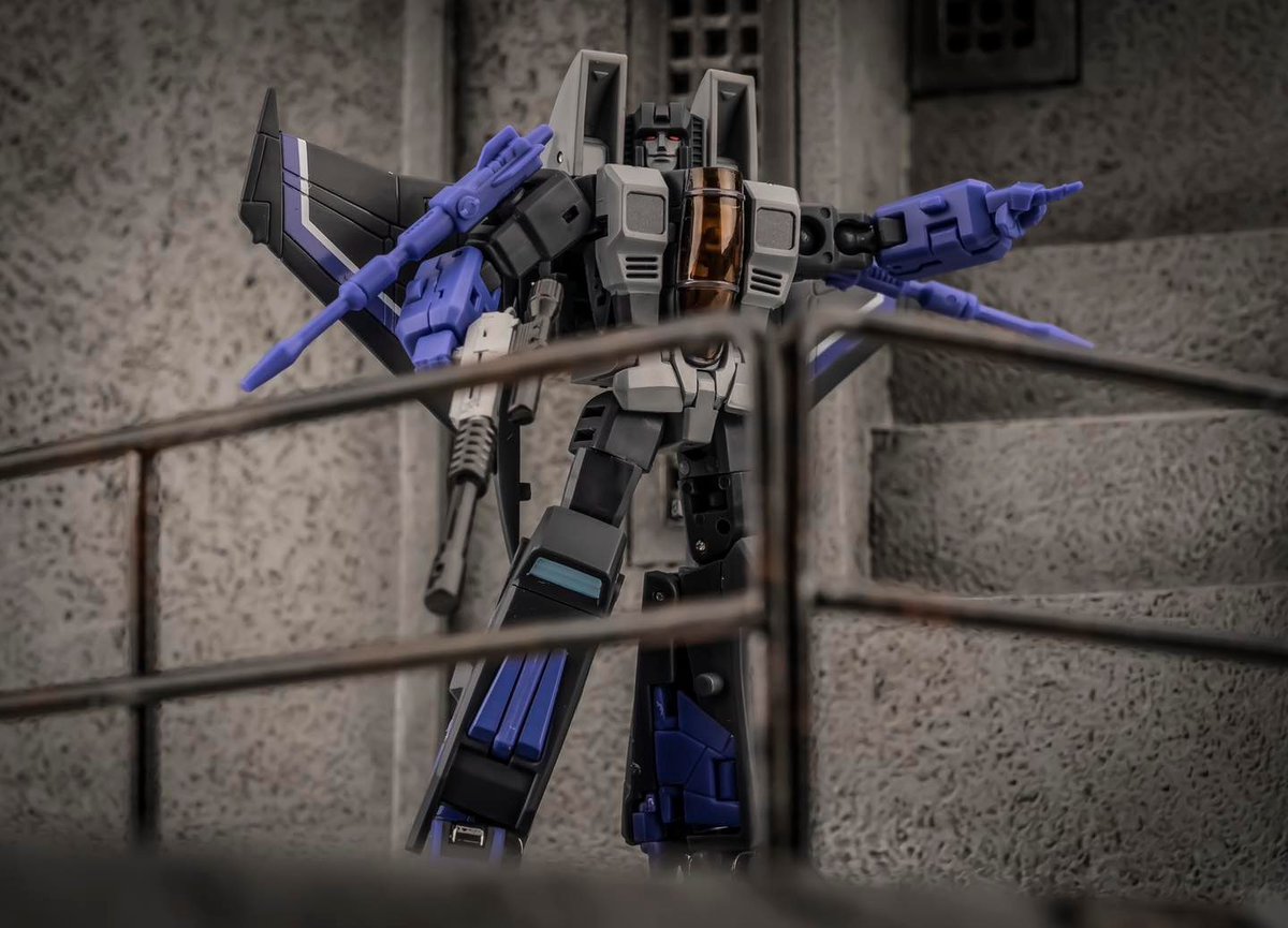 TransformersHQ1's tweet photo. Newage Toys, H15C Samael (Legends Scale Skywarp)!

#Transformers https://t.co/fanB3GE276
