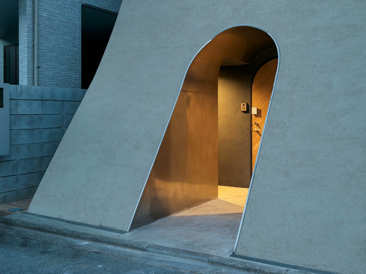 designboom's tweet photo. a sweeping introverted facade shelters a manga artist's split-leveled home studio in tokyo https://t.co/G25dgiLjzm https://t.co/xfpbHOZD9Z