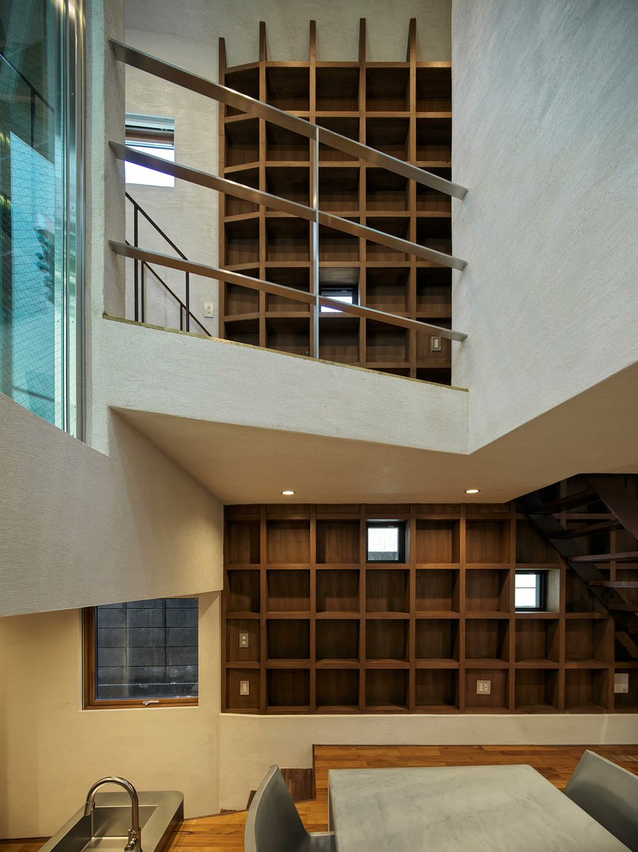 designboom's tweet photo. a sweeping introverted facade shelters a manga artist's split-leveled home studio in tokyo https://t.co/G25dgiLjzm https://t.co/xfpbHOZD9Z