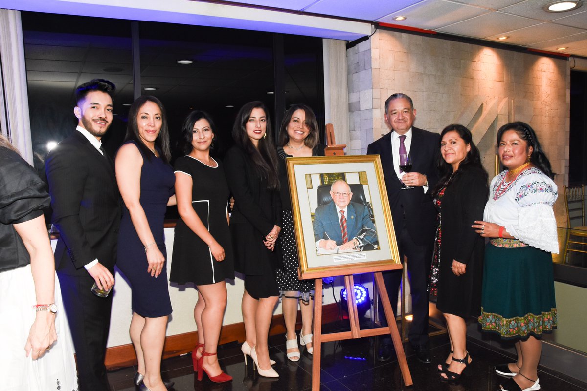 IMBabogados's tweet photo. El pasado 30 de noviembre del 2022 se realizó la develación de la foto, de quien en vida fue, el doctor Ricardo Izurieta Mora Bowen, socio fundador de nuestra firma de abogados, un hombre que dedicó su existencia a servir a sus clientes y a la comunidad. Descanse en paz. https://t.co/jicgMPuyo6