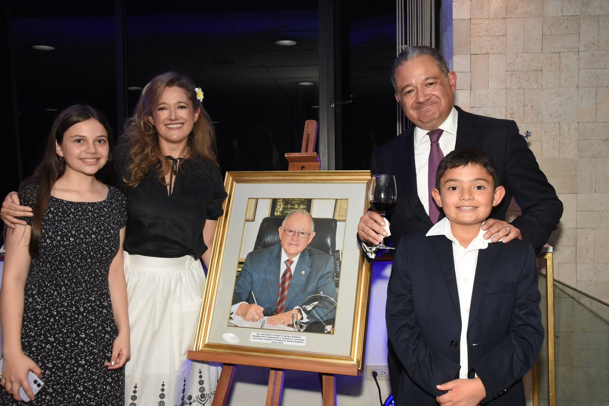 IMBabogados's tweet photo. El pasado 30 de noviembre del 2022 se realizó la develación de la foto, de quien en vida fue, el doctor Ricardo Izurieta Mora Bowen, socio fundador de nuestra firma de abogados, un hombre que dedicó su existencia a servir a sus clientes y a la comunidad. Descanse en paz. https://t.co/jicgMPuyo6