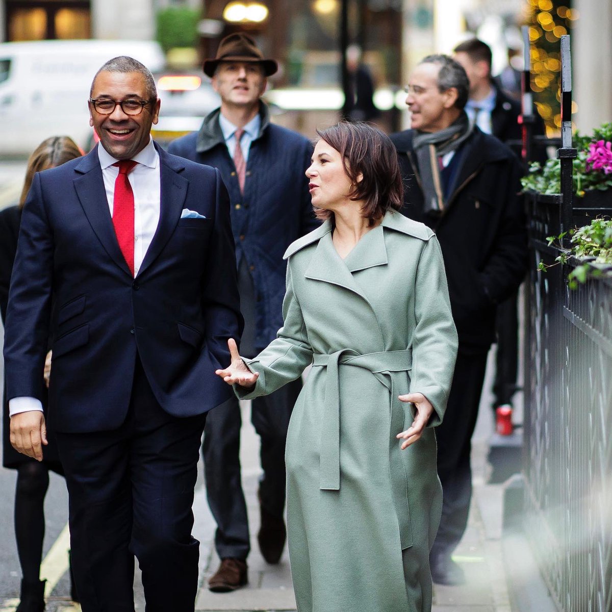 #Brexit made contacts between people in Germany and the #UK more difficult. That's why we have decided to enhance the almost 500 city twinnings and promote youth exchanges- an investment in our common future that will pay off many times over. @ABaerbock with <a href="/JamesCleverly/">James Cleverly🇬🇧</a> 1/2