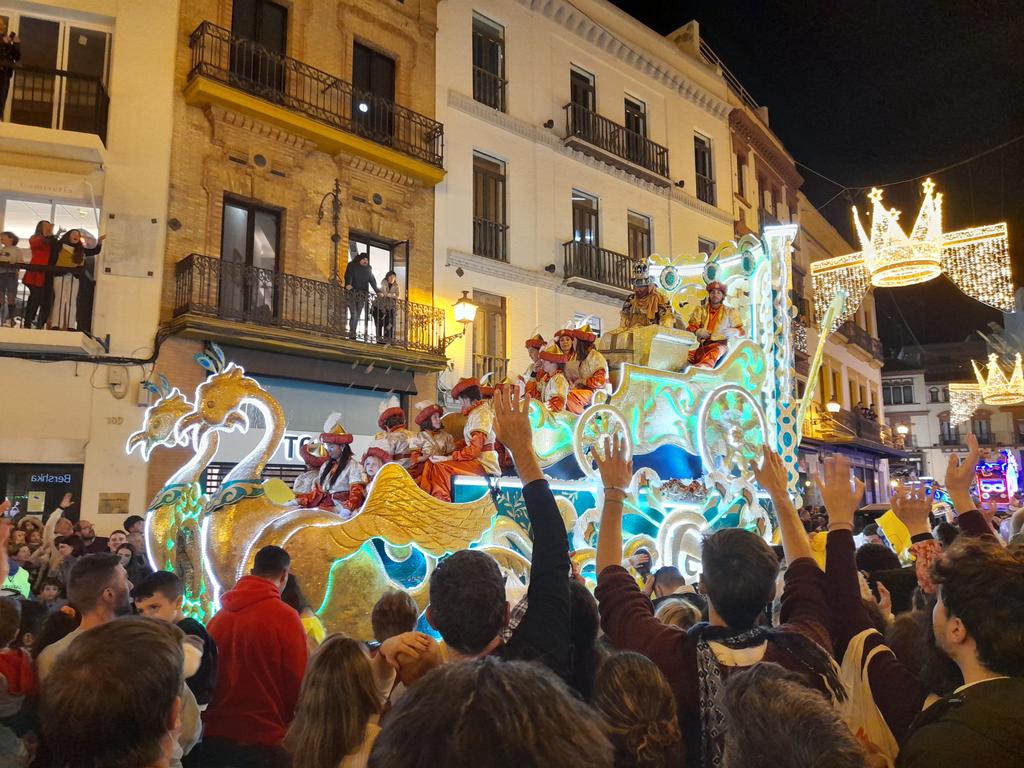 ¡Fans del rey Gaspar, uníos! Nuestro rey mago preferido también merece vítores y aplausos. #CabalgataABCsev #CabalgataSev23