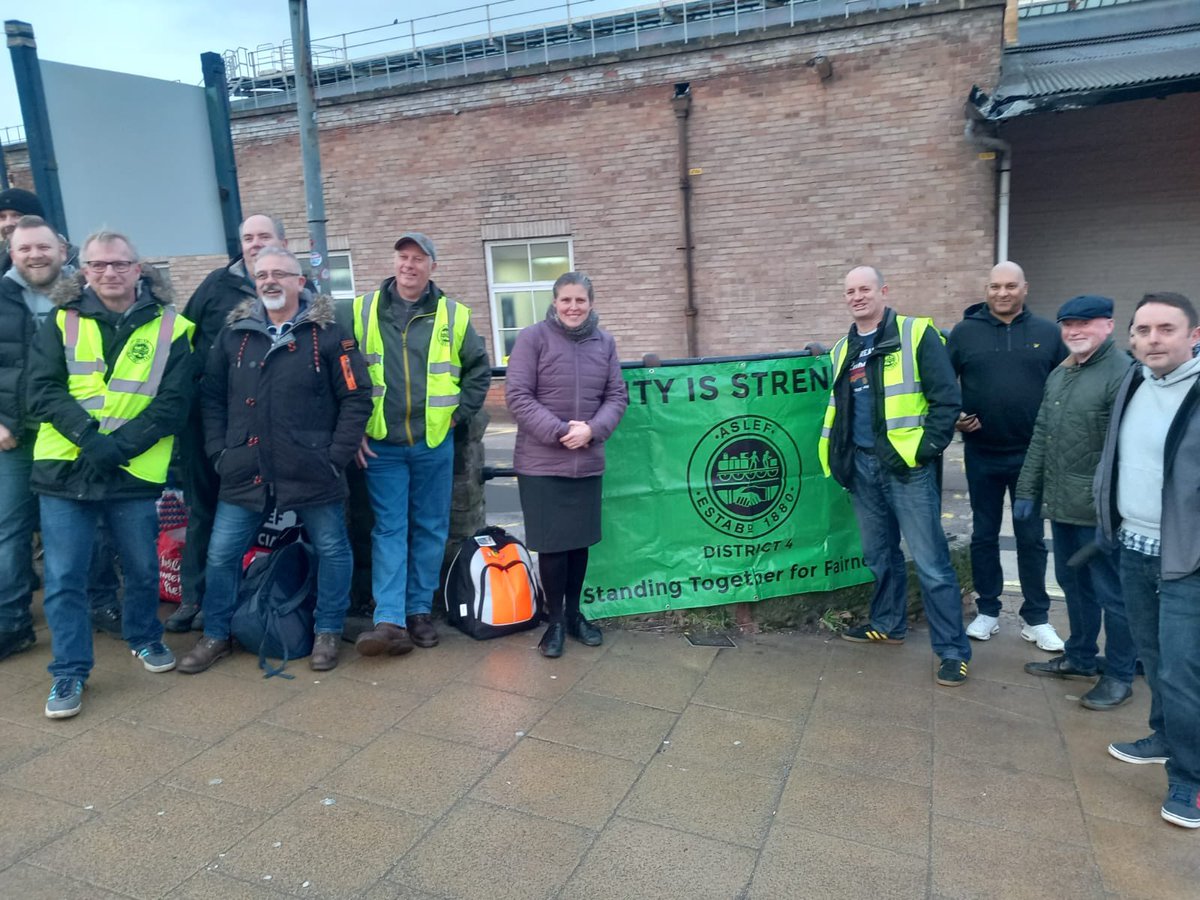 labouryork's tweet image. Early this morning, Rachael Maskell stood with ASLEF striking workers on the picket line at York Railway Station #SupportStrikes