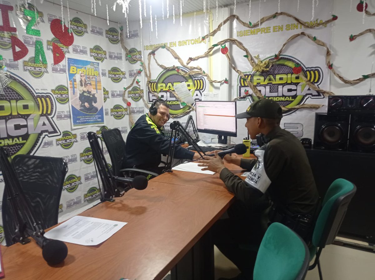 PoliciaVaupes's tweet photo. En los Micrófonos de la 91.3FM El grupo de protección a la infancia y adolescencia, socializa el sistema de lectura y escritura táctil para las personas con discapacidad en conmemoración al día mundial del #Breille. #DiosYPatria #EsUnHonorSerPolicía https://t.co/5VhUP1dRtn