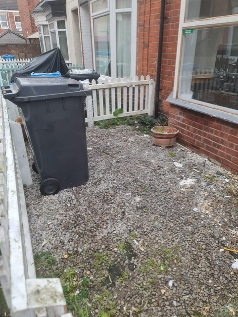 vineyard_ltd's tweet photo. At VPL when tenant who are hoarders due to Mental Health they move on for high 24 hour support scheme, we just leave the rubbish in the garden we clear the garden too. Making the community clean and safe from infestation rats, mice. @HCCTPT @hullccinfo @mentalhealth @mind https://t.co/KtIvHrU1Sd