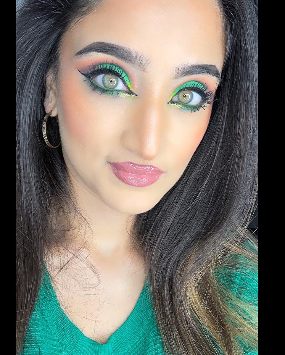 Lili_13or's tweet photo. #makeuppost #maquillagelover #makeuplook #makeupinspiration #cutcreasemakeup Β #eyesgreen #makeuptrends #cateyes Β #wakeupandmakeup #fullmakeup #eyemakeuplook #colourfulmakeup #graphiceyeliner #greeneyeshadow #eyeshadowoftheday #eyemakeupinspiration #greenglam #holidayglam https://t.co/akI6OXpCCY
