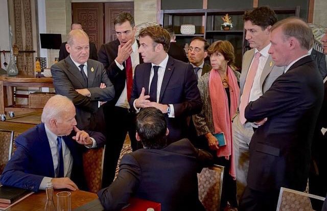 „Und wenn Joe und ich einfach Führung übernehmen. Würde dir das helfen, Olaf?“