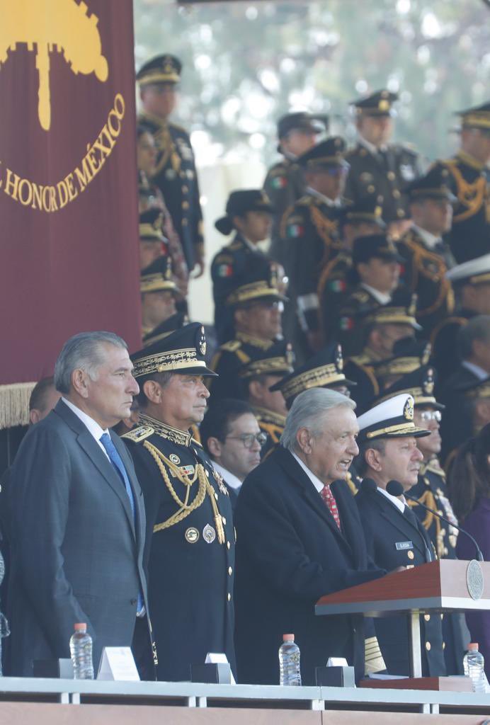 Durante dos siglos, el Heroico Colegio Militar ha contribuido invaluablemente a la formación de los hombres y mujeres que con valentía y profesionalismo, sirven a México cuidando de nuestro pueblo.

Junto al Presidente <a href="/lopezobrador_/">Andrés Manuel</a>,  reconocemos con gratitud su entrega.