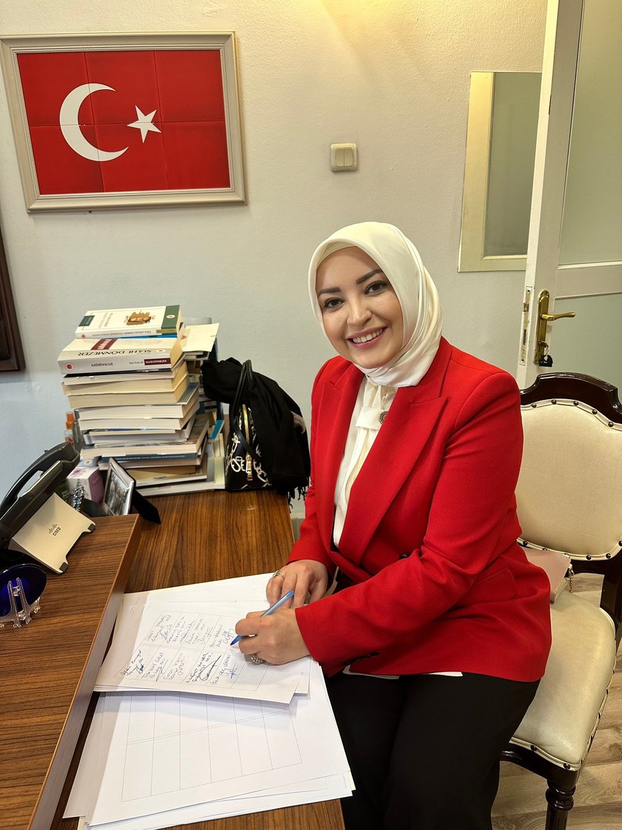 📍TBMM
Yaklaşık olarak 500 bin sözleşmeli personelin kadroya alınmasına ilişkin Kanun teklifini imzaladık.

Hayırlı olsun.