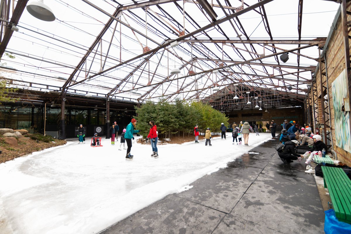 POV: You’re skating on one of the most beautiful rinks in Toronto… & it’s FREE⛸ Join us for free public skating this winter! Visit this link for the schedule - evergreen.ca/whats-on/event… We also update Instagram stories & our webpage daily on rink closures!🧊 📷: Al Yoshiki