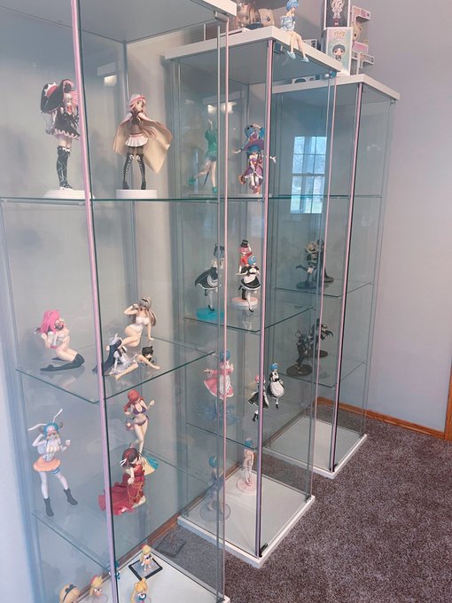 Not gonna lie I&rsquo;m obsessed with my pink frame display cases https://t.co/Z0Z2CpfNBo