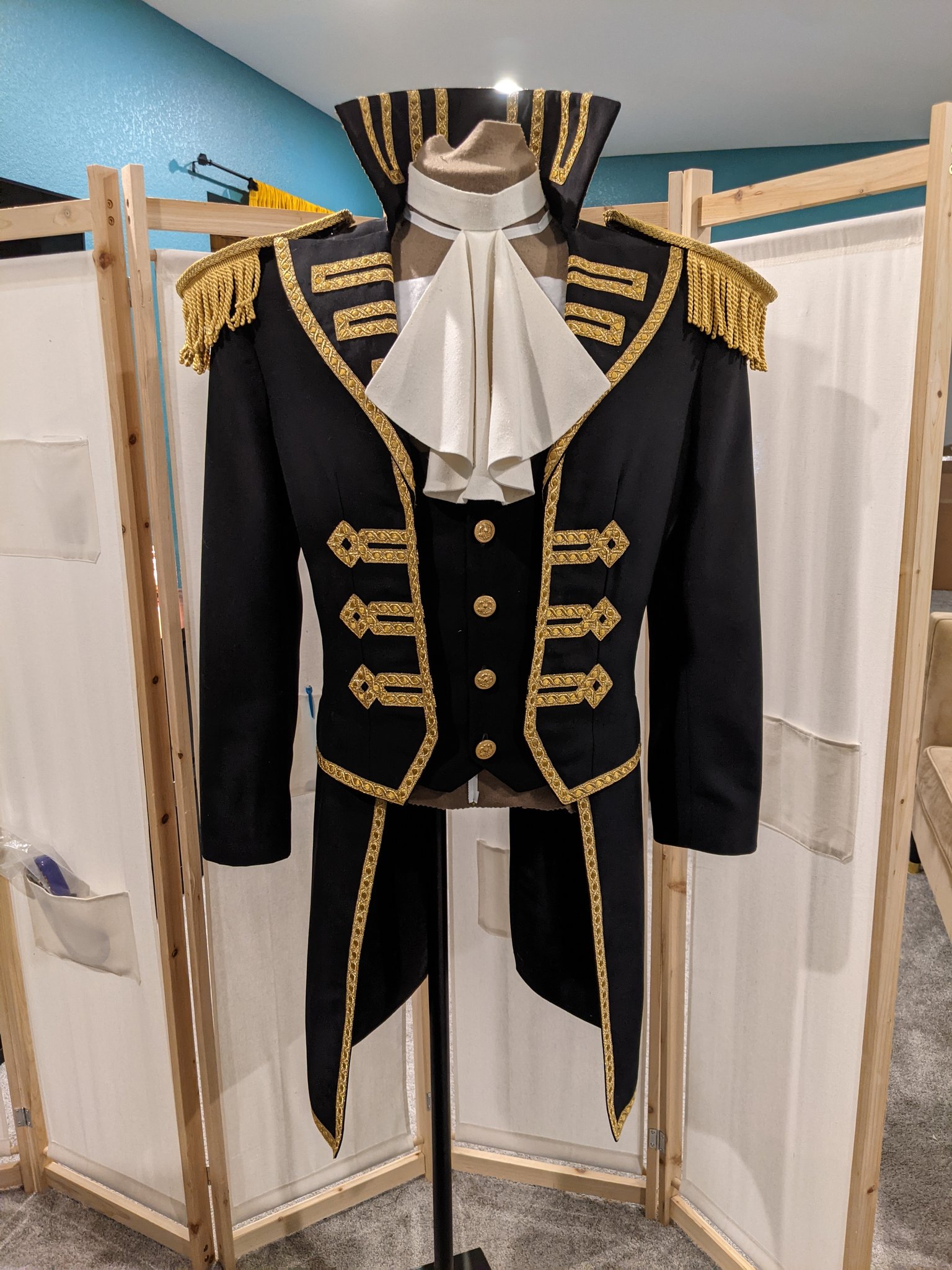 theo cosplay commissions on Twitter "Hey, I'm accepting inquiries