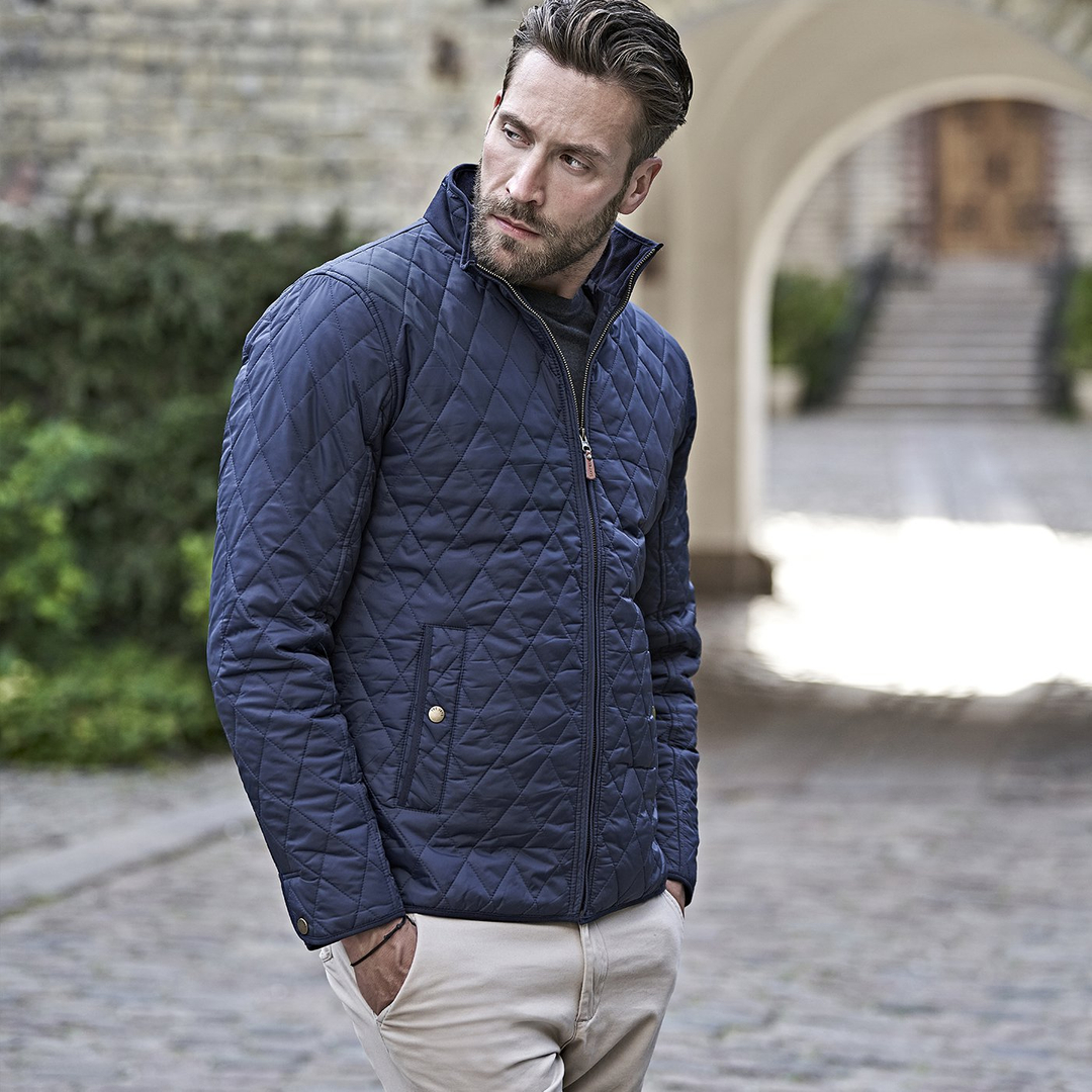 STEVULA_SHIRTS's tweet photo. Jeden z top bestsellerov v našej ponuke a my sa tomu vôbec nedivíme. Krásne diamantové prešívanie a precízne spracované detaily z tejto bundy robia štýlový kúsok, v ktorom jednoznačne zabodujete. https://t.co/5MbcTu93CZ