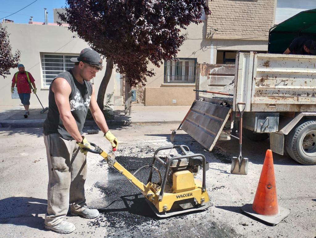 TWAMADERNA's tweet photo. En este inicio de año seguimos implementando un plan de bacheo en distintos sectores de Trelew.
Junto con otras tareas de mejoramiento vial y de espacios verdes, continuamos mejorando la ciudad.

#TenésServicios
#TenésTrelew https://t.co/75cynJuSln