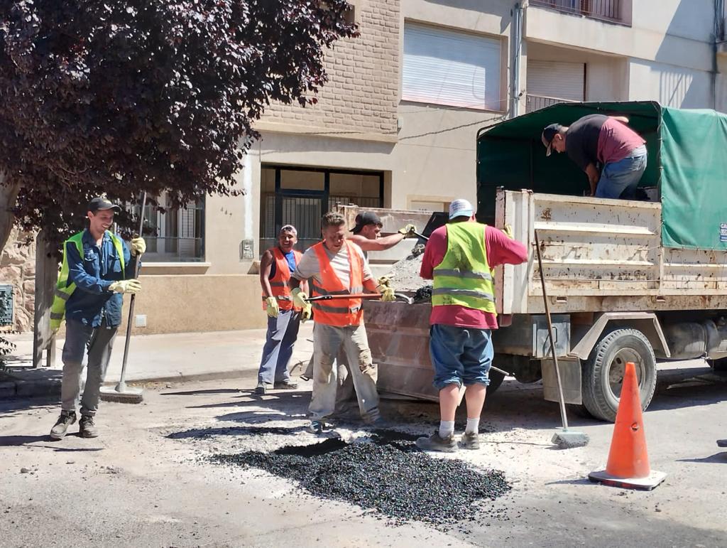 TWAMADERNA's tweet photo. En este inicio de año seguimos implementando un plan de bacheo en distintos sectores de Trelew.
Junto con otras tareas de mejoramiento vial y de espacios verdes, continuamos mejorando la ciudad.

#TenésServicios
#TenésTrelew https://t.co/75cynJuSln