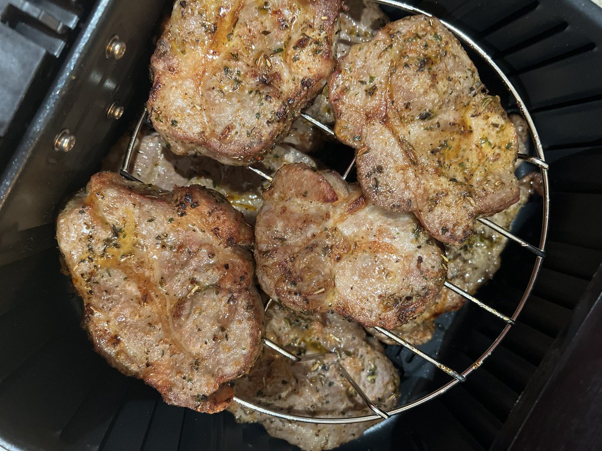 KerrieGibbons's tweet photo. Air Fryer Virgin 🫡 - pork chump chops, paprika, med herbs, fennel seeds, crush new pots, steamed veg and it was absolutely smashing 💖 @CosoriCooks #firstforeverything #airfryer #deliciousfood #familydinner #pork https://t.co/l9lK9bBXSo