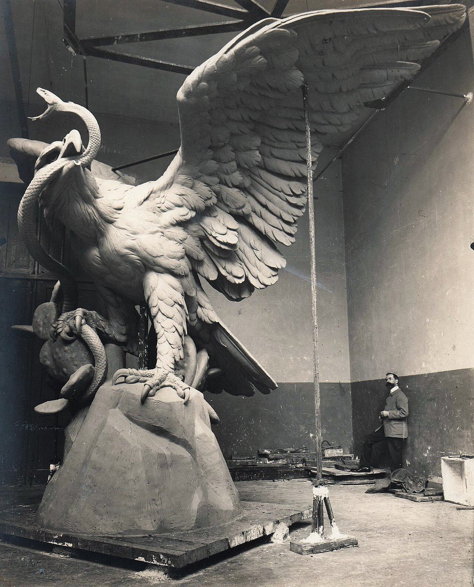 Cuauhtemoc_1521's tweet photo. Miren esta maravilla de fotografía donde aparece el águila del monumento a la raza. Noten sus dimensiones gigantescas. El hombre que posa en la imagen es George Gardet en su taller parisino. Una obra de arte magnífica que se encontra opacada debido a su ubicación en Insurgentes https://t.co/MRzj2OmZZt