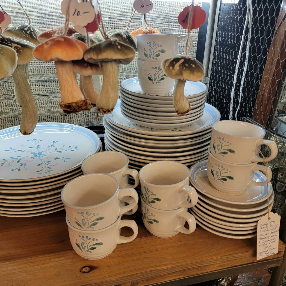 MadisonAntiques's tweet photo. A New Year calls for some "New-To-You" Vintage Kitchenware for all those "New-Year-New-You" dishes you're cooking up! 👩‍🍳🍽👨‍🍳 OPEN WED-SAT 10AM-5PM 
#newyearnewstuff #newtoyou #vintage #kitchenware #madisonfl https://t.co/p5YKy9ziKF
