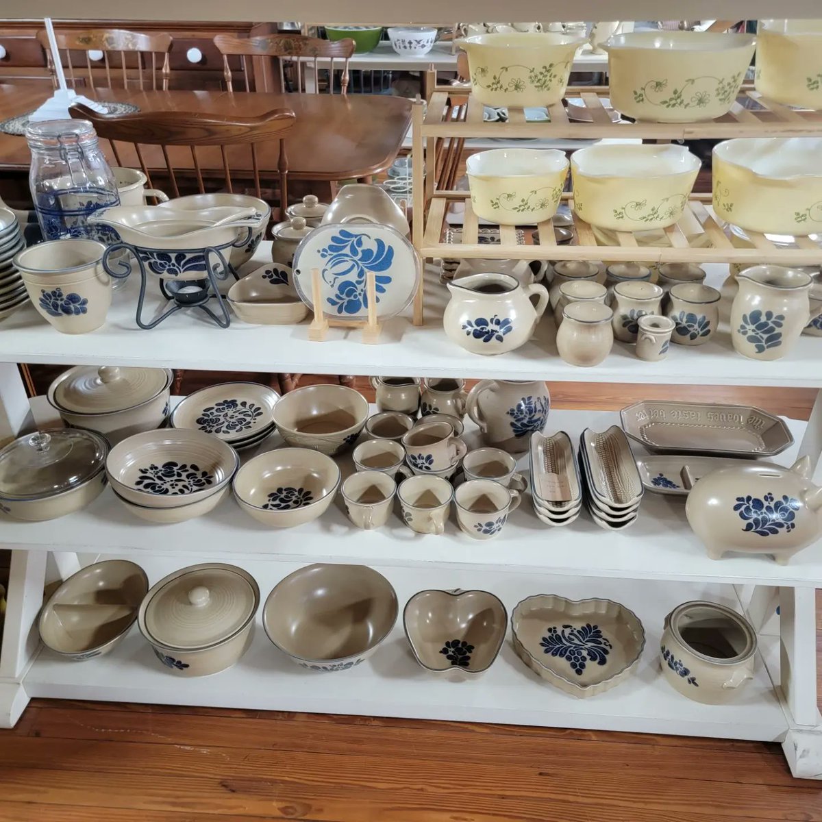 MadisonAntiques's tweet photo. A New Year calls for some "New-To-You" Vintage Kitchenware for all those "New-Year-New-You" dishes you're cooking up! 👩‍🍳🍽👨‍🍳 OPEN WED-SAT 10AM-5PM 
#newyearnewstuff #newtoyou #vintage #kitchenware #madisonfl https://t.co/p5YKy9ziKF