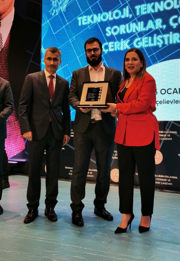 arzuerdemtc's tweet photo. 📍Bahçelievler 

Milli Eğitim Bakanımız Sn Mahmut Özer beyin ev sahipliğinde gerçekleştirilen Teknoloji,Teknolojinin Kullanımı,Sorunlar,Çözümler ve İçerik Geliştirme Çalıştayı’da eğitim veren öğretmenlerimize,akademisyenlerimize plaket takdim ettik.Emekleri için teşekkür ederim. https://t.co/RuyrSb1EyX