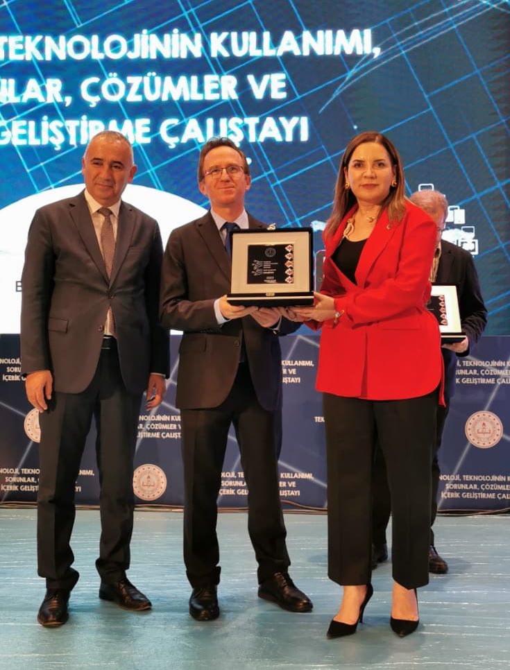 arzuerdemtc's tweet photo. 📍Bahçelievler 

Milli Eğitim Bakanımız Sn Mahmut Özer beyin ev sahipliğinde gerçekleştirilen Teknoloji,Teknolojinin Kullanımı,Sorunlar,Çözümler ve İçerik Geliştirme Çalıştayı’da eğitim veren öğretmenlerimize,akademisyenlerimize plaket takdim ettik.Emekleri için teşekkür ederim. https://t.co/RuyrSb1EyX