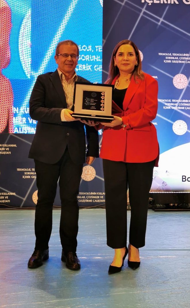 arzuerdemtc's tweet photo. 📍Bahçelievler 

Milli Eğitim Bakanımız Sn Mahmut Özer beyin ev sahipliğinde gerçekleştirilen Teknoloji,Teknolojinin Kullanımı,Sorunlar,Çözümler ve İçerik Geliştirme Çalıştayı’da eğitim veren öğretmenlerimize,akademisyenlerimize plaket takdim ettik.Emekleri için teşekkür ederim. https://t.co/RuyrSb1EyX