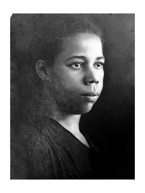 Antonieta de Barros agora, junto com Anita Garibaldi, também é Heroína da Pátria. Exemplo de mulher corajosa, atuou como professora, dirigente escolar, jornalista e primeira deputada negra catarinense. Que exemplo!!! Parabéns!!!