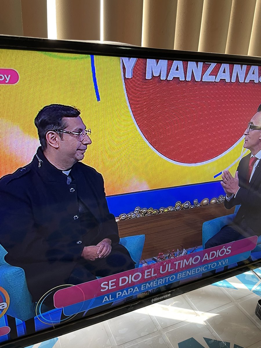 Karemcalderong's tweet photo. Creí que era el @elcapiperez con otro de sus personajes 🤣 https://t.co/w0HiyWcZ4Q