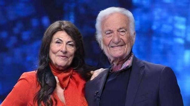 Prelemiloves's tweet photo. A botta di edizioni del #gfvip #gfvip7 ogni anno sempre più lunghe...

Nel 2075 al #gfvip si celebreranno le nozze d'oro dei #donnalisi e dei #prelemi😂😂😂😂😂😂😂 https://t.co/XPTOXh9MEE