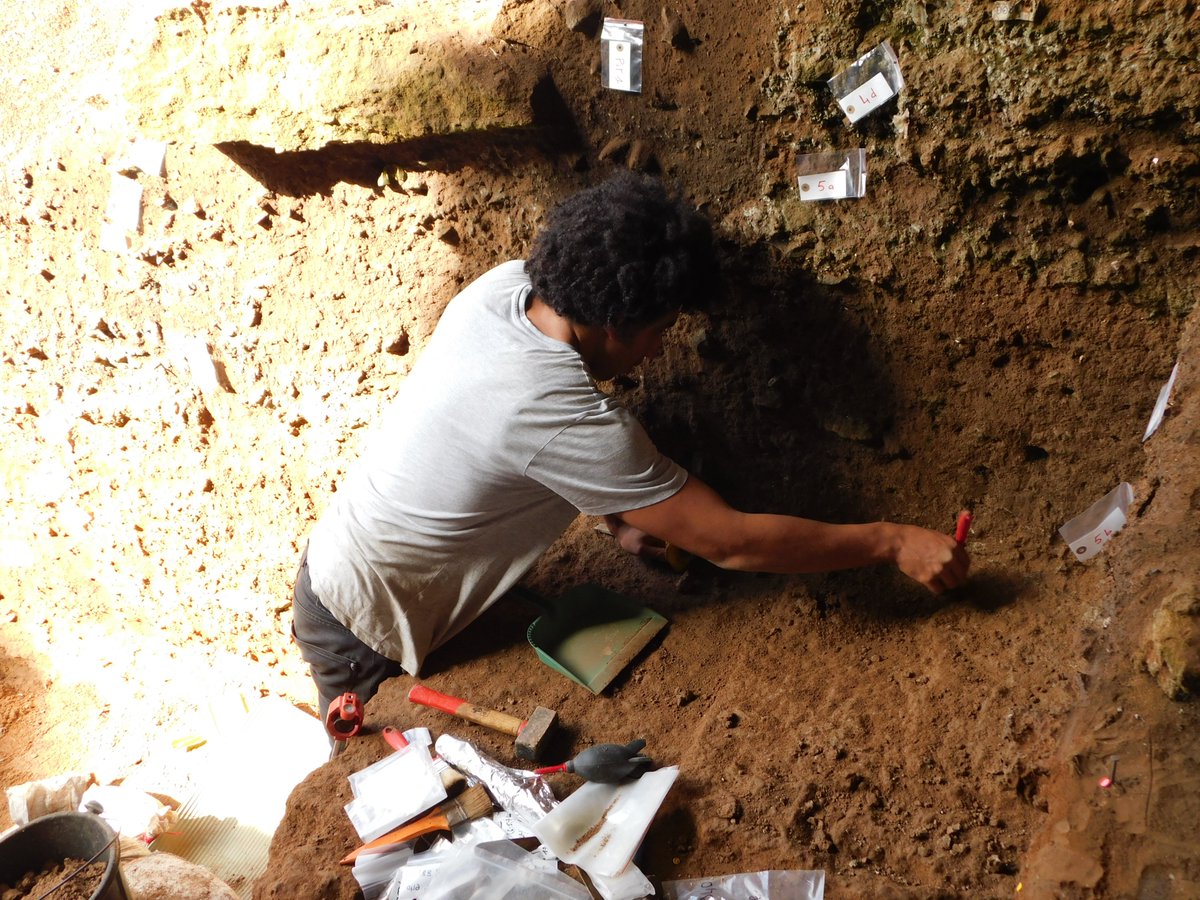 OthmanEchcherif's tweet photo. |October 2022|- Excavating at Contrebandiers cave (Central Morocco / Atlantic coast). A very interesting Aterian level! https://t.co/K0R6Xhp2vt